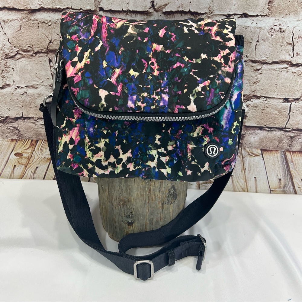 LULULEMON PARTY OM BAG
FLORAL BACKDROP BLACK MULTI DEEP COAL